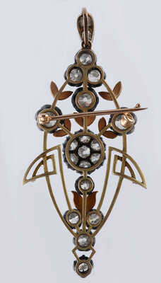 Брошь из желтого, розового и белого металла, общим весом 18,58 грамма, содержит природные вставки из бриллиантов